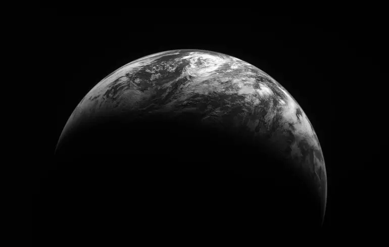 Земля постепенно темнеет: ученые рассказали, что происходит