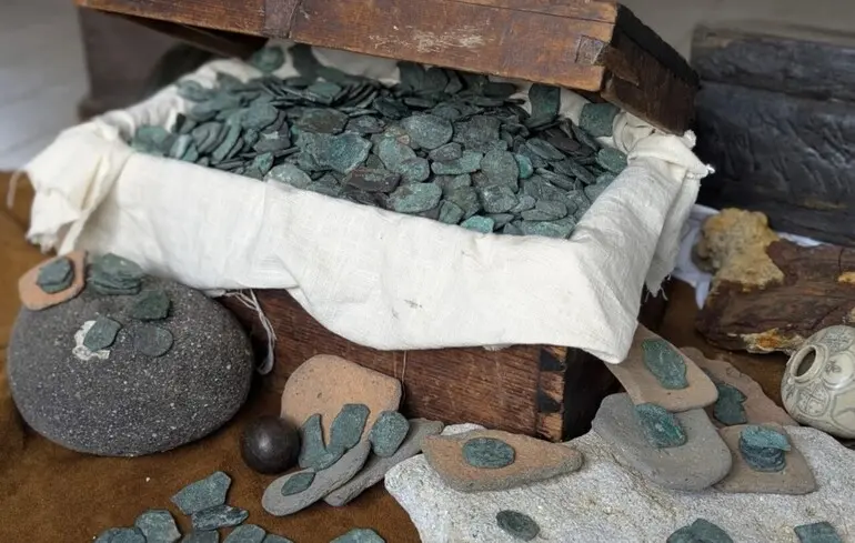 Срібні реали та золоті ескудо, що разом коштують приблизно мільйон доларів.