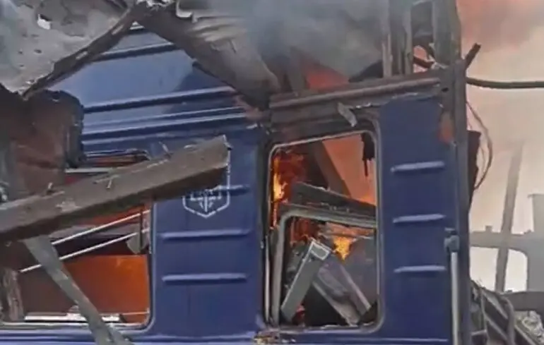 Через удар по поїзду в Шостці вже щонайменше 30 постраждалих. З'явилось відео з моментом удару