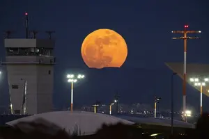 Урожайний місяць: наближається суперповня в оточенні 