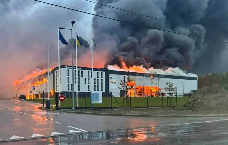 Атакуючи Львів з повітря, росіяни підпалили індустріальний парк Sparrow — Садовий