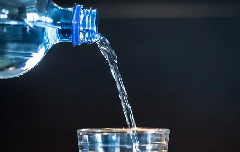 Переплатив понад 300 млн грн за воду для ЗСУ: ДБР повідомило про підозру експосадовцю Міноборони