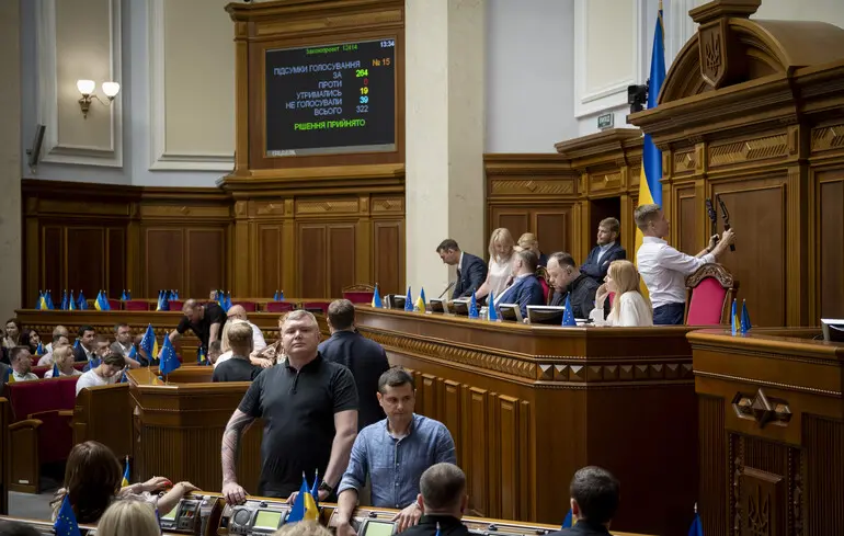 Зеленский ветировал закон о наказании чиновников за игнорирование вызовов в Раду