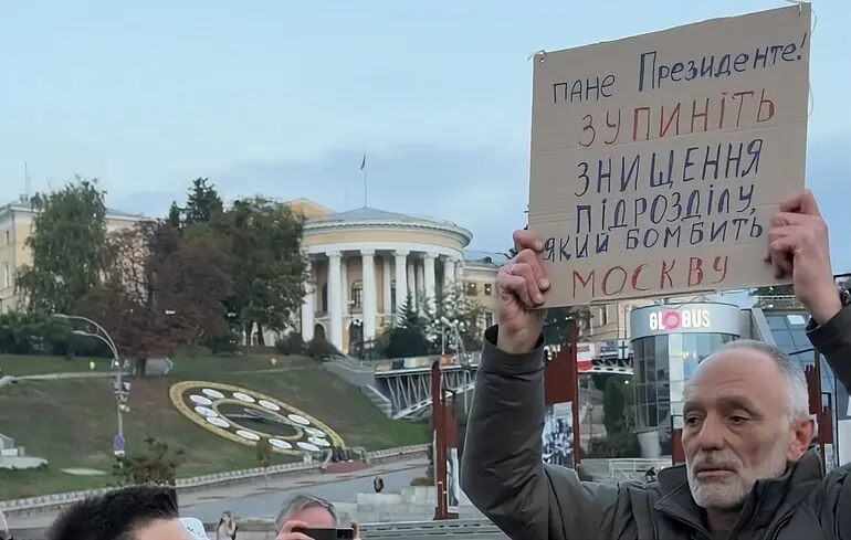 Юрий Касьянов вышел на Майдан Независимости с пикетом против ликвидации подразделения, которое бомбило Москву / 5 октября 2025 года