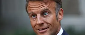 Макрон як «кульгава качка», у якої закінчуються варіанти утримати владу — The Times