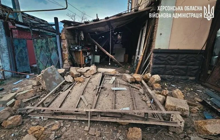 Россияне обстреляли Херсон: из-под завалов деблокировано тело погибшего, есть раненые — ОВА
