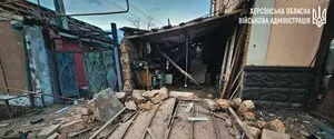 Россияне обстреляли Херсон: из-под завалов деблокировано тело погибшего, есть раненые — ОВА