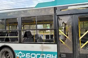 В Сумах россияне повредили троллейбус: есть пострадавшие