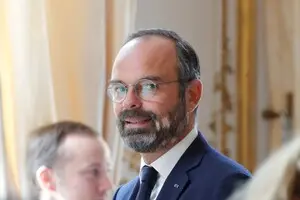 Макрон должен покинуть пост президента досрочно — экс-премьер Филипп