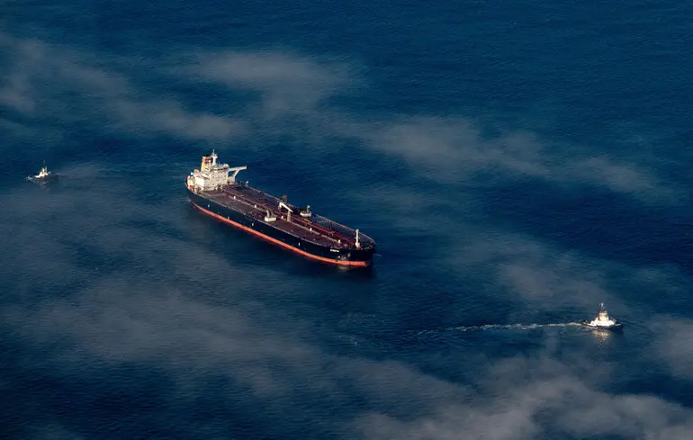 ЕС может ввести санкции против компаний, которые предоставляли фальшивые флаги танкерам теневого флота РФ — Bloomberg