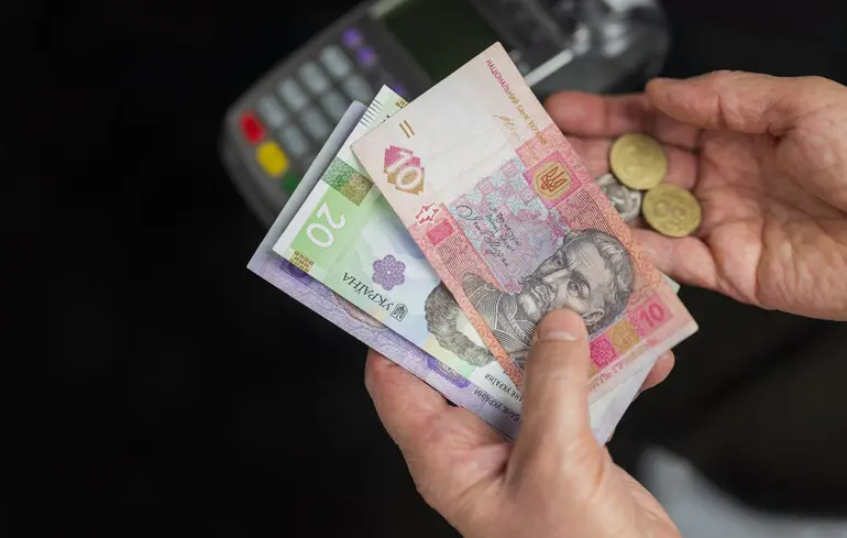 Допомога для прийомних батьків: що зміниться з 1 січня