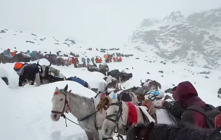 Сотні людей врятували із району Евересту після потужної хуртовини