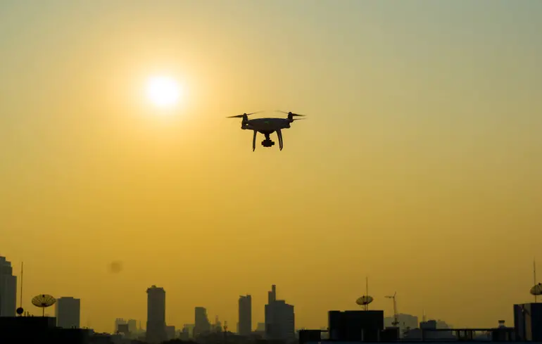 Над секретными объектами одной из ведущих европейских оружейных компаний все чаще летают неизвестные дроны — Politico