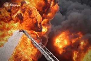 Россия попала в нефтебазу в Черниговской области, там вспыхнул масштабный пожар