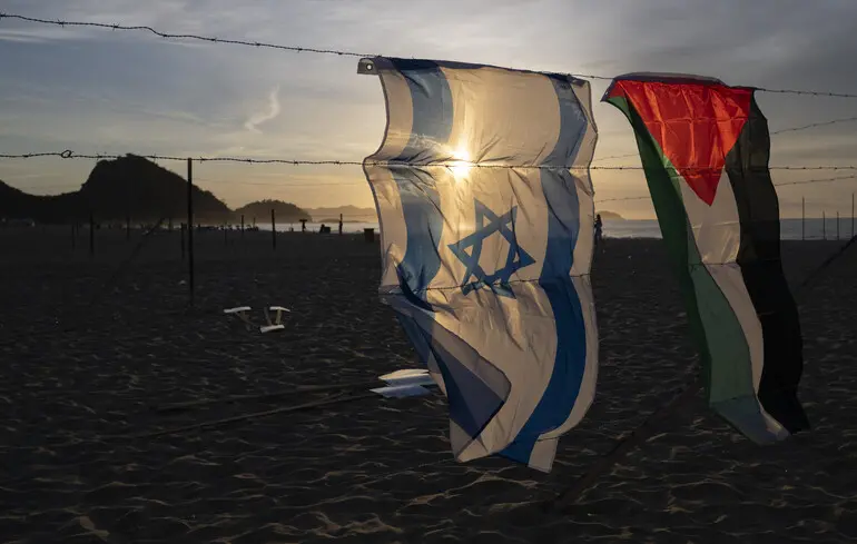Ізраїльський та палестинський прапори висять на пляжі у Ріо-де-Жанейро, Бразилія / 4 жовтня 2025 року