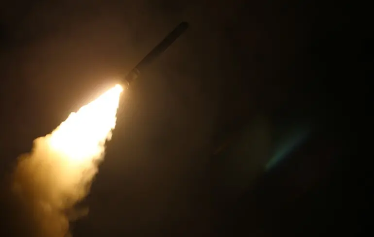 Ракетный эсминец USS Laboon запускает ракету Tomahawk по цели в Сирии из зоны ответственности 5-го флота США/14 апреля 2018 года