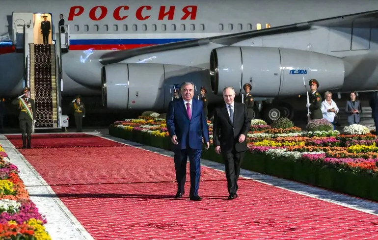 Владіміра Путіна зустрічає президент Таджикистану Емомалі Рахмон після його прибуття до Міжнародного аеропорту в Душанбе, Таджикистан / 8 жовтня 2025 року