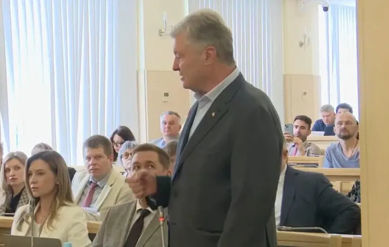 В Киеве начали судить за госизмену Порошенко