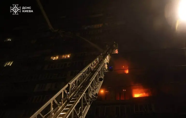 Від дронового удару у Києві загорілася багатоповерхівка