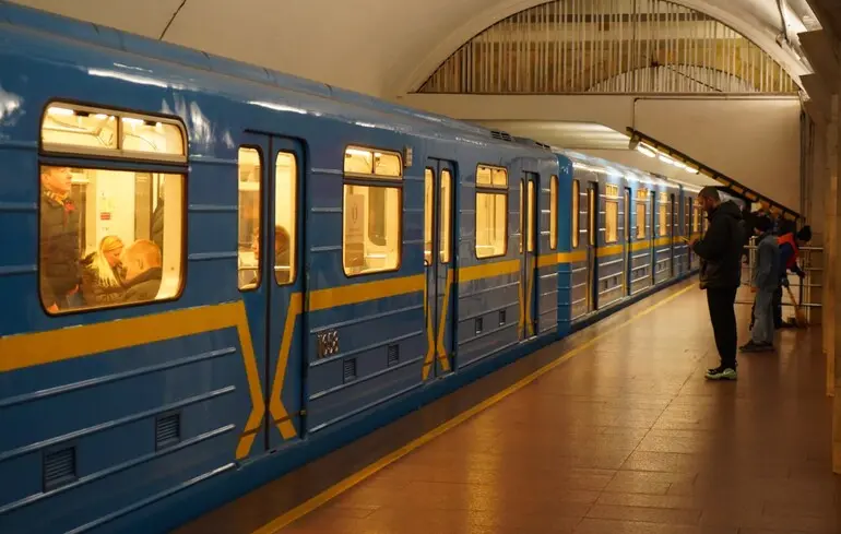 В Киеве на некоторых участках метро остановят движение из-за ударов россиян по энергетике, что с кольцевой электричкой