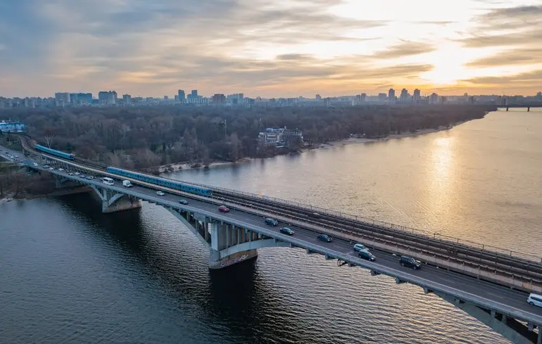 В Киеве из-за обстрелов изменения в работе общественного транспорта: что работает иначе