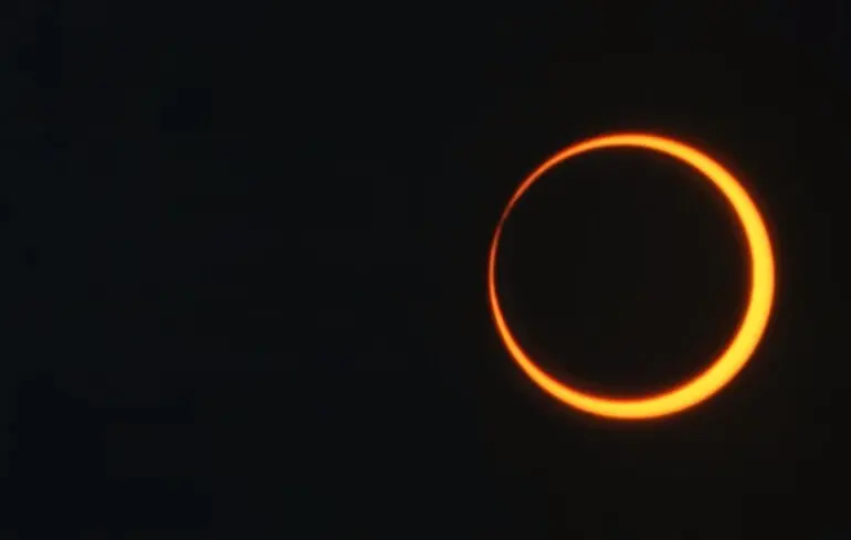 Повне сонячне затемнення змусило птахів співати 