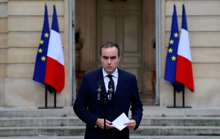 Себастьян Лекорню виступає із заявою у внутрішньому дворику готелю Matignon після серії переговорів із лідерами політичних партій у Парижі, Франція / 8 жовтня 2025 року