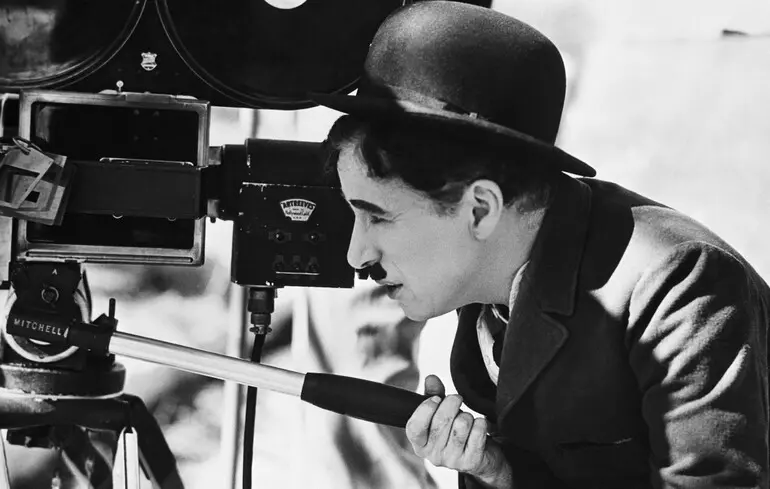 Чарлі Чаплін за кінокамерою.