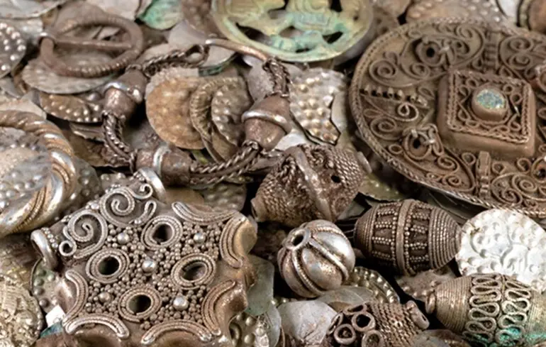 Найденные монеты и другие предметы.