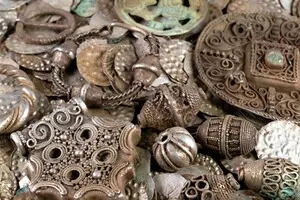 Шукав черв’яків, а знайшов скарб: чоловік випадково натрапив на 20 тисяч середньовічних монет