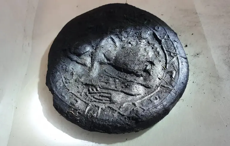 Археологи нашли 1300-летний хлеб для причастия с изображением 