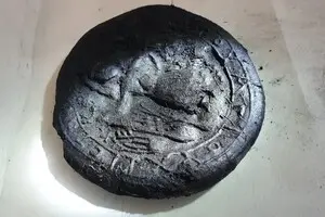 Археологи знайшли 1300-річний хліб для причастя із зображенням “Христа-землероба”