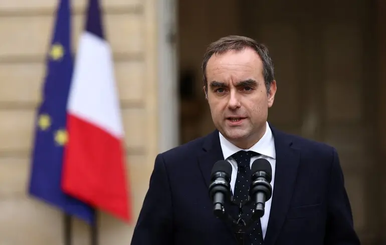 Себастьян Лекорню выступает с заявлением в отеле Matignon в Париже, Франция / 6 октября 2025 года