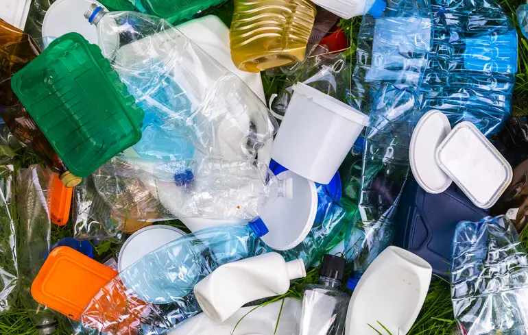 Мікропластик у крові, мозку та кишківнику: як пластик змінює організм і психіку