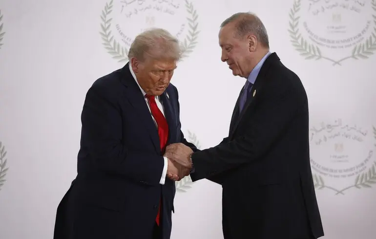 Дональд Трамп и Реджеп Тайип Эрдоган пожимают друг другу руки на Мирном саммите в Шарм-эль-Шейхе, Египет / 13 октября 2025 года