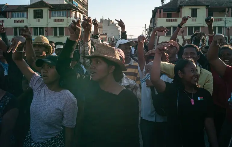 Протесты на Мадагаскаре: президент сбежал из страны, ему объявили импичмент