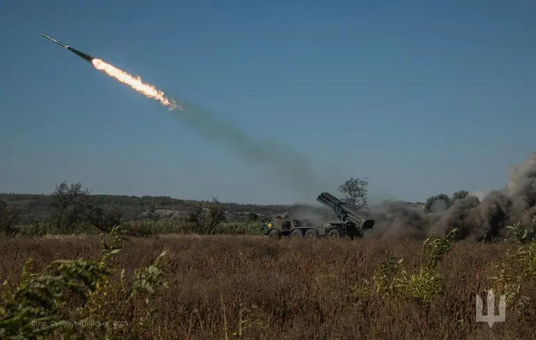 БМ-27 "Ураган" 26-й артиллерийской бригады им. генерал-хорунжего Романа Дашкевича на восточном направлении / октябрь 2025 года