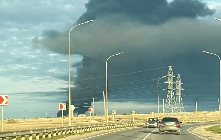 В Феодосии до сих пор масштабный пожар после удара по нефтяному терминалу: Генштаб подтвердил повторную атаку