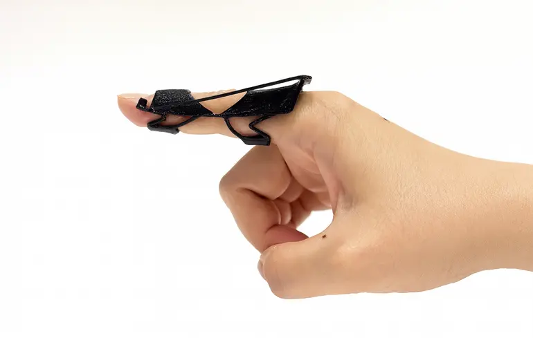 Американская студентка изобрела подвижный ортез для пальцев