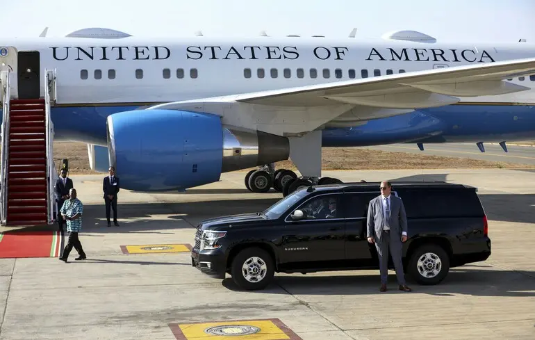 Самолет с главой Пентагона совершил экстренную посадку в Великобритании: причина