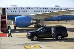 Самолет с главой Пентагона совершил экстренную посадку в Великобритании: причина