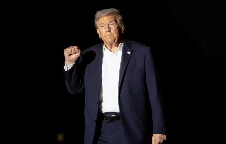 Дональд Трамп на лужайке Белого дома после возвращения с Ближнего Востока / 14 октября 2025 года