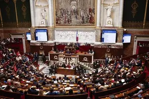 Французький парламент сьогодні двічі голосуватиме щодо вотуму недовіри премʼєру