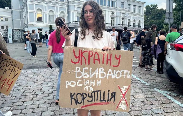 90% українців вважають, що владу потрібно критикувати за корупцію навіть під час війни – КМІС