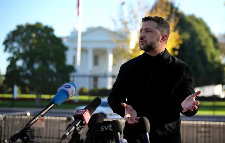 Володимир Зеленський спілкується зі ЗМІ у сквері Лафайєт біля Білого дому у Вашингтоні після зустрічі з президентом США Дональдом Трампом / 17 жовтня 2025 року