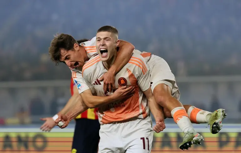 Довбик грає за "Рому" з минулого року