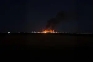 Ночью в России вспыхнули Оренбургский газоперерабатывающий и Новокуйбышевский нефтеперерабатывающий заводы