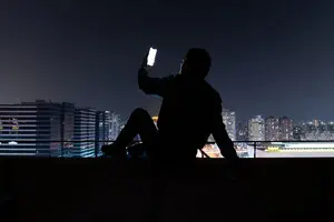 Селфі до смерті: як культ ідеального кадру вбиває українських підлітків