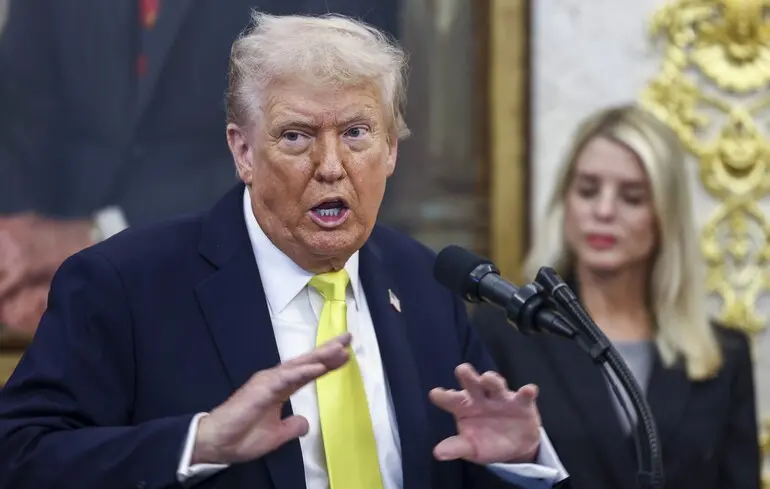 Дональд Трамп отвечает на вопросы СМИ в Овальном кабинете Белого дома в Вашингтоне, США / 15 октября 2025 года