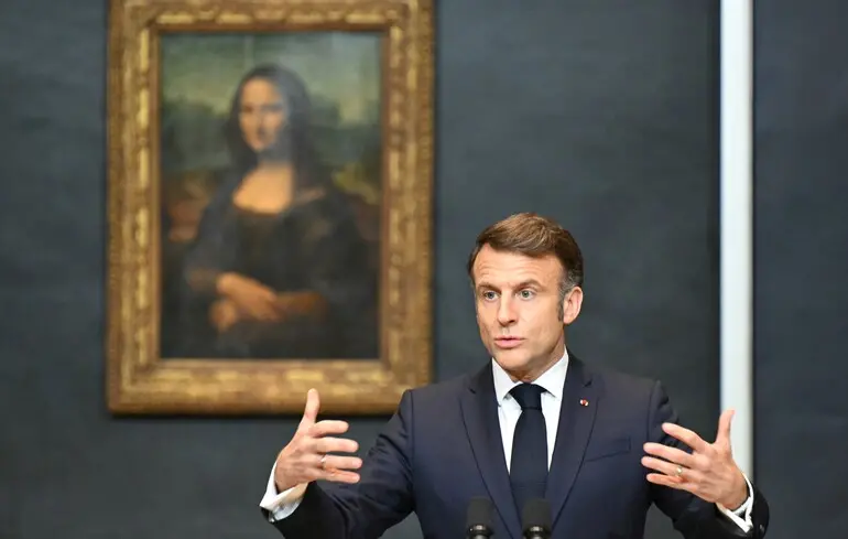 Еммануель Макрон у Луврі.